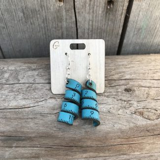 MikroM, skruvade måttbandsörhängen i läder