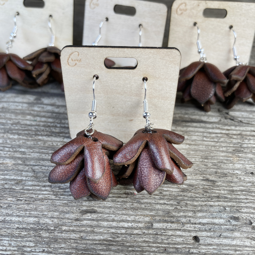 Kotteörhänge i läder, naturliga och unika - Bild 4