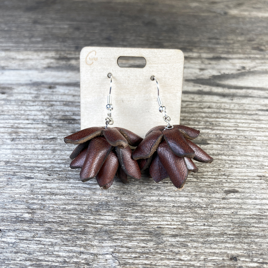 Kotteörhänge i läder, naturliga och unika - Bild 3