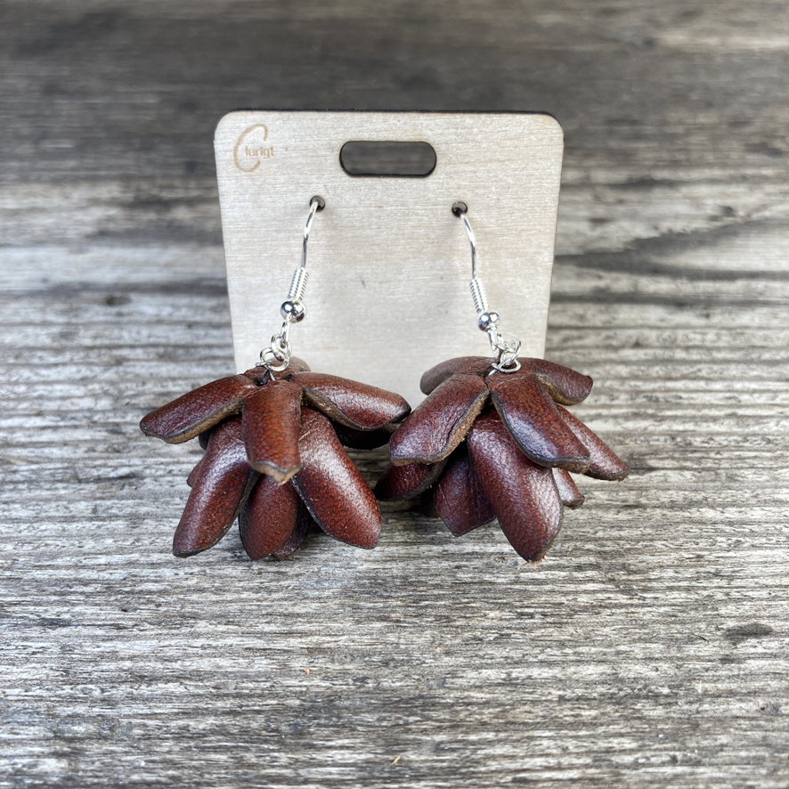 Kotteörhänge i läder, naturliga och unika