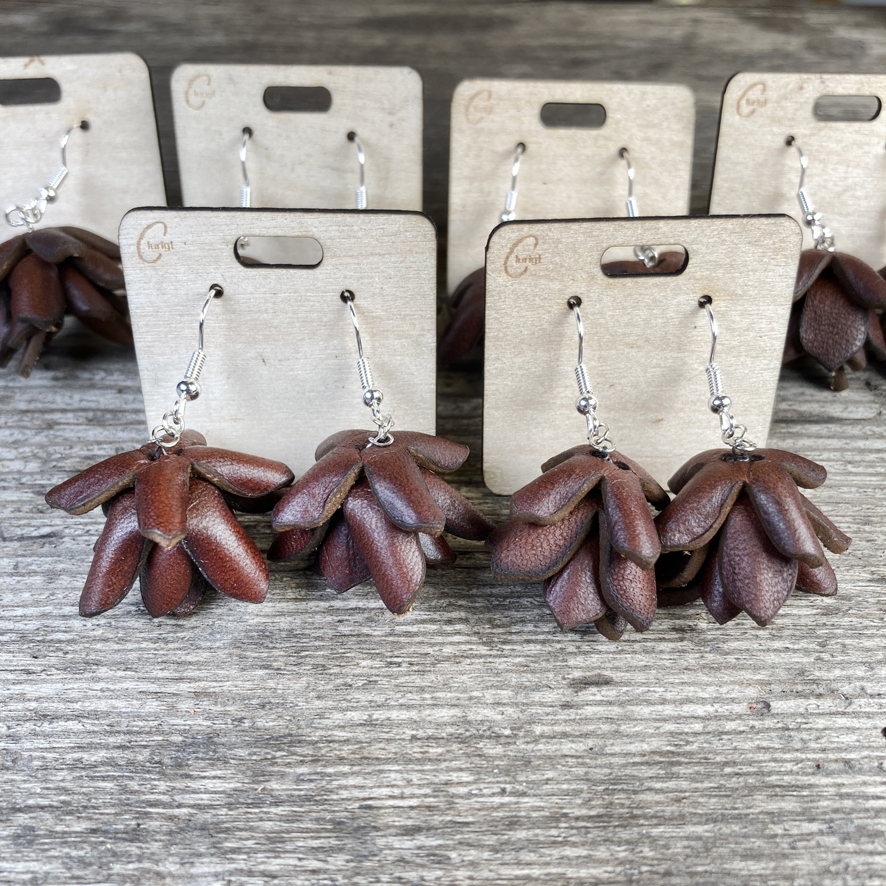 Kotteörhänge i läder, naturliga och unika - Bild 5